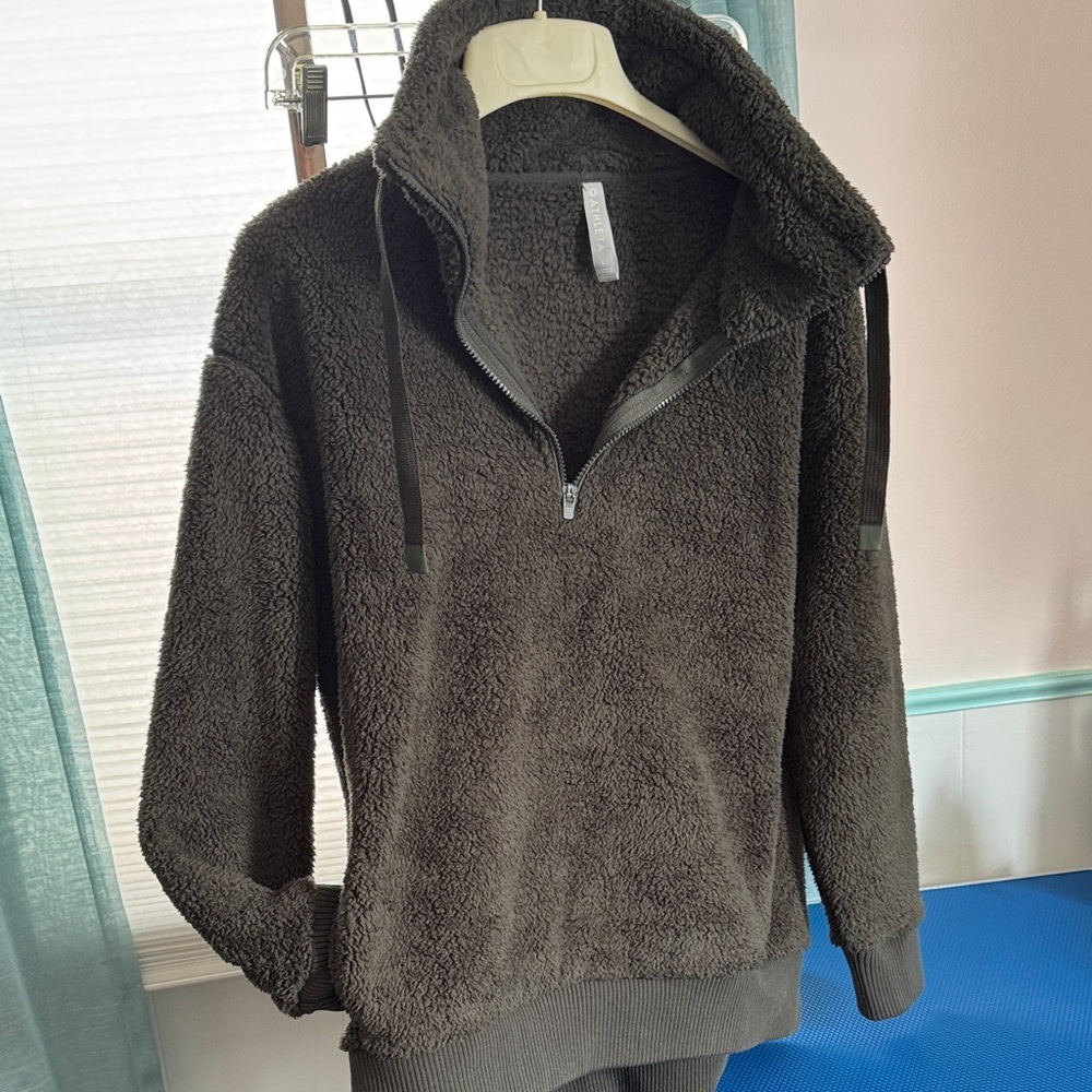 Athleta Women's olive green 1/2 zipFleece Pullover Hoodie with high low hemline